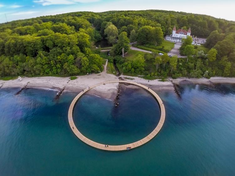Arkitektur. Et foto af den runde bro taget med en drone gik viralt. Siden skrev blandt andre Archdaily og Wired om broen. I baggrunden Varna Palæet. Foto: Aarhus I Billeder. 