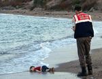 Politiken har valgt at vise billedet af den døde dreng Aylan Kurdi efter en grundig overvejelse: »Når vi får navn og dermed historie på drengen og hans familie, ændrer det sig fra at være en illustration til den store historie, hvor vi lige så godt kunne vælge et andet billede, til at have sin egen, selvstændige historie. Drengen har fået et navn og bliver samtidig et frygteligt symbol på, hvad flygtninge må igennem«, har fotochef Thomas Borberg tidligere forklaret. 