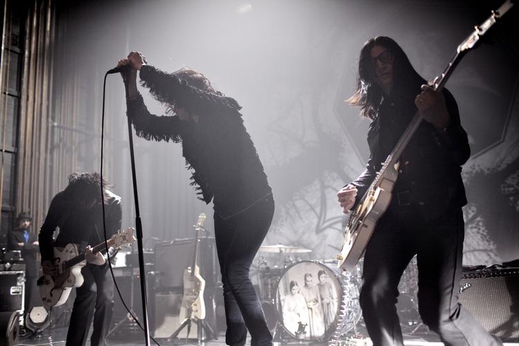 Dødvande. Da The Dead Weather gæstede Vega i 2009 beskrev   Joakim Grundahl koncerten som en »hyggepause«, og seks år senere minder gruppens udgivelser mest om blæret tidsfordriv. 
