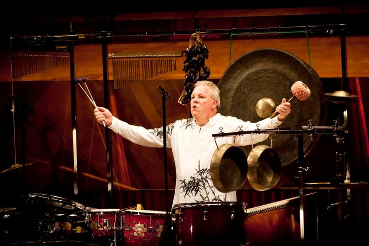 Mester. Gert Mortensen var solist i musik af Per Nørgård, der er skrevet og dedikeret til ham. 