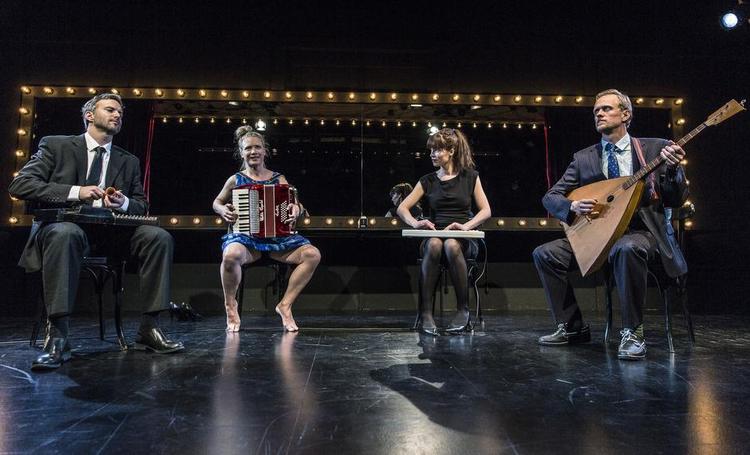Kabaret. Der er en stemning af russisk kabaret på Husets Teater, hvor skuespillerne Jon Lange (tv.), Stina Mølgaard, Marie Bach Hansen og Morten Brovn både bedrager og underholder med deres historier.
