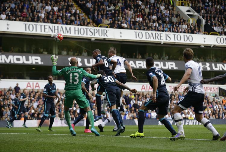 drop. Willy Caballero kommer ikke ordentligt ud til bolden, og Tottenhams Toby Alderweireld kan heade den i nettet til føring på 2-1. 