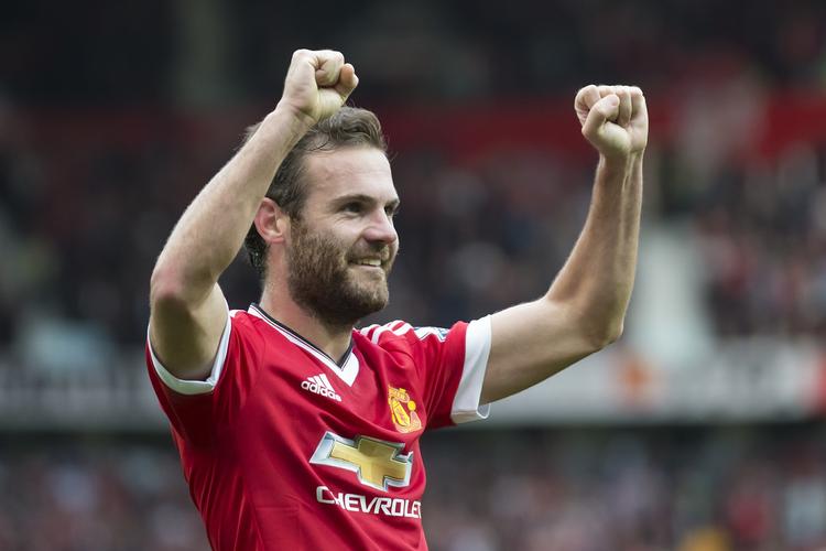 Sejr. Juan Mata scorede det tredje og sidste mål, da Manchester United vandt og strøg til tops i Premier League. 