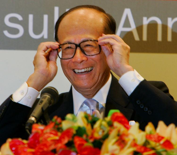 Autodidakt. Li Ka-shing blev født i den lille sydkinesiske kystby Chaozhou i 1928. I 1940 flygtede familien til Hongkong, og derfra opbyggede han sit forretningsimperium. 