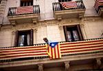 Lokalpatriotisme. Mange af indbyggerne i Catalonien går som denne kvinde i Barcelona ind for selvstændighed for Catalonien. Får partierne, der går ind løsrivelse, flertal ved dagens regionalvalg, vil det sætte yderligere skub i processen, der skræmmer det centrale styre i Madrid. 