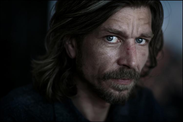 Selv om Karl Ove Knausgård skriver stringent, kan han opfattes, af visse kritikere, som 'dybest set kvindefjendtlig', som han selv skriver. 