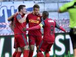 MÅLSCORERE. Det første mål scorede Oliver Thychosen (tv.) og det andet af Marcus Ingvartsen (i midten) udløste lykønskning fra anfører Patrick Mtiliga. 
