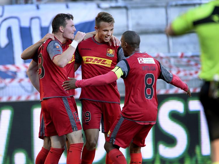 MÅLSCORERE. Det første mål scorede Oliver Thychosen (tv.) og det andet af Marcus Ingvartsen (i midten) udløste lykønskning fra anfører Patrick Mtiliga. 