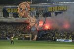 GLADIATORKAMP. Brøndbys fans lavede en imponerende tifo, hvor en kamp mellem en gladiator og en løve endte med et afhugget løvehoved og en triumferende gladiator. 