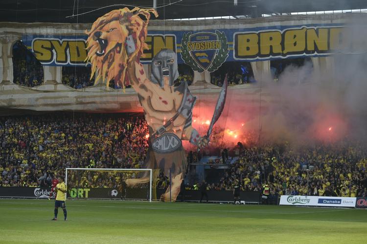 GLADIATORKAMP. Brøndbys fans lavede en imponerende tifo, hvor en kamp mellem en gladiator og en løve endte med et afhugget løvehoved og en triumferende gladiator. 