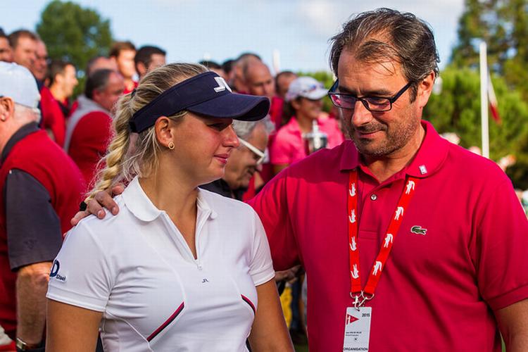 SKUFFELSE. Andenpladsen i Ladies Open de France er den bedste placering for Emily Kristine Pedersen, der ikke desto mindre efter det tabte omspil måtte trøstes af Jean Van de Velde, en European Tour-spiller, der kender fornemmelsen af at misse en sikker føring. 