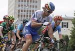 Forberedelse. Peter Sagan studerede sit lille rutekort tidligt på de 261 km. 