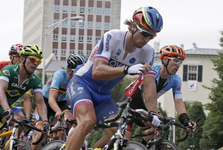 Forberedelse. Peter Sagan studerede sit lille rutekort tidligt på de 261 km. 
