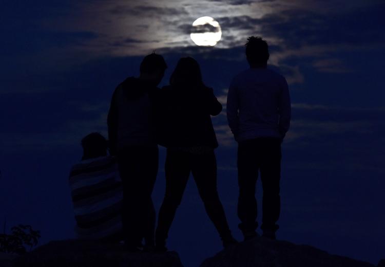 Månen betragtes fra Mississauga i Canadas Ontario-provins. 