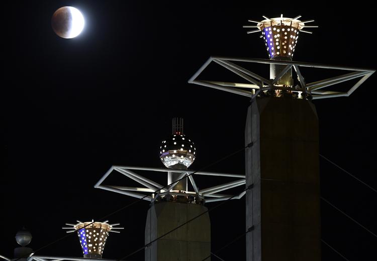 Her er Jordens skygge på vej ind over supermånen, som - når formørkelsen er total - bliver badet i rødt lys. Fotografiet er taget i Kansas City i USA. 