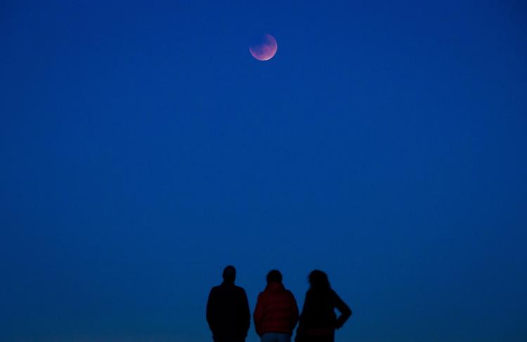 Her er en lille gruppe canadiere samlet på Spanish Banks-stranden i det vestlige Canada for at se nattens blodmåne. 