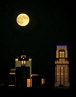 I Kansas City svævede den klare måneskive hen over byens skarptskårne højhuse. 
