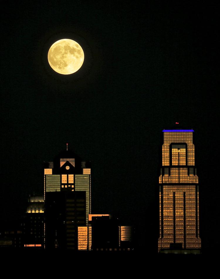 I Kansas City svævede den klare måneskive hen over byens skarptskårne højhuse. 