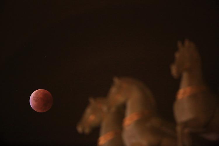 Månefænomenet lyser over Triumfbuen i Paris. 