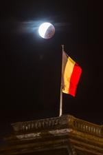 Måneformørkelsen er ved at aftage foran kongens palads i Bruxelles. 