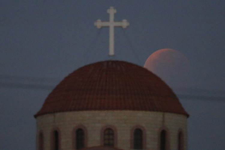 Den driver forbi kirketårnet i Anthoupolis, en forstad til Nicosia på Cypern. 