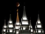 Tårnene på Mormontemplet i Salt Lake City stræber efter blodmånen. 