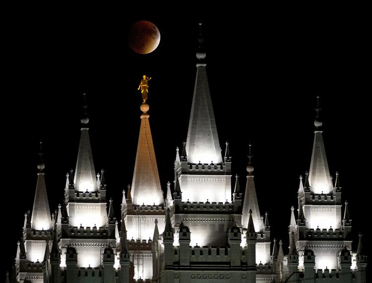Tårnene på Mormontemplet i Salt Lake City stræber efter blodmånen. 