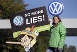 mål. Volkswagen er et let mål for kritikere, efter at det er kommet frem, at bilkoncernen bevidst har snydt, så deres biler fremstår mere miljøvenlige, end de er. Her er det Greenpeace, der demonstrerer foran hovedkontoret i Wolfsburg. 