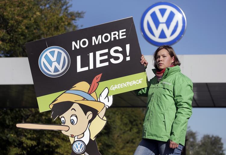 mål. Volkswagen er et let mål for kritikere, efter at det er kommet frem, at bilkoncernen bevidst har snydt, så deres biler fremstår mere miljøvenlige, end de er. Her er det Greenpeace, der demonstrerer foran hovedkontoret i Wolfsburg. 