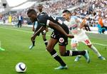 fremmarch. Angriberen Ferebory Dore (tv) fra Angers SCO runder Marseilles Remy Cabella i weekendens opgør. 