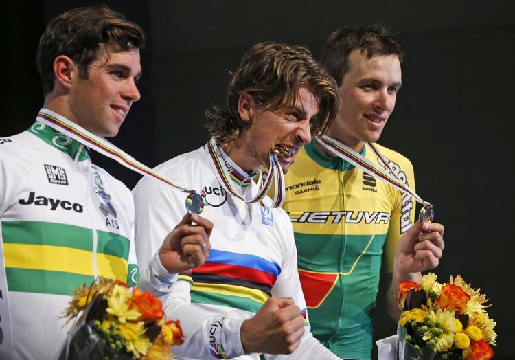 vildskab. Den uforudsigelige slovak, Peter Sagan (midt), vandt guldet ved VM, mens  Michael Matthew (tv) sikrede sig sølvet og Ramunas Navardauskas (th) kom på tredjepladsen. 