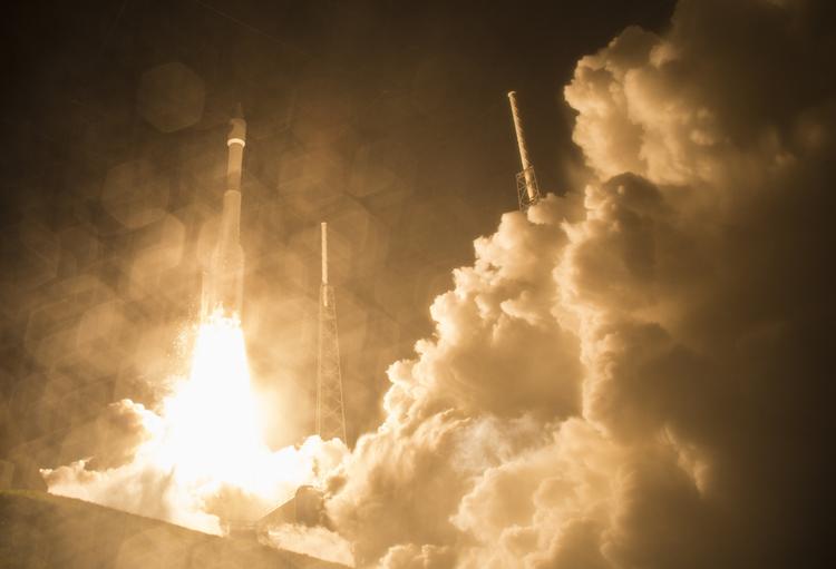 RUMFÆRD. En rumsonde sendes op fra Nasa's Cape Canaveral-base. Organisationen fører an i verdens  rumudforskning - og har proklameret, at den i dag fremlægger en stor opdagelse. 