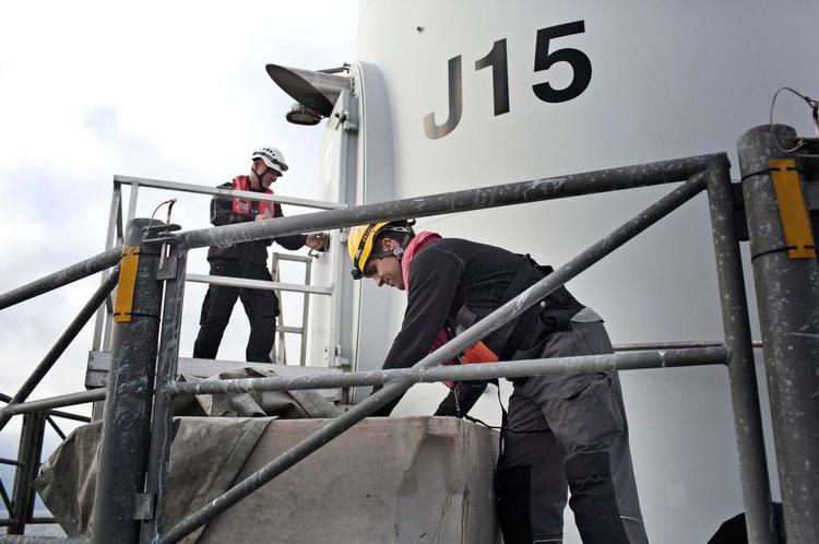 havvindmøller. Henrik Ehlers og kollegaen René Habbertettel bliver sat af på 'Juliet 15' De skal op i nacellen 70 meter over havet. 