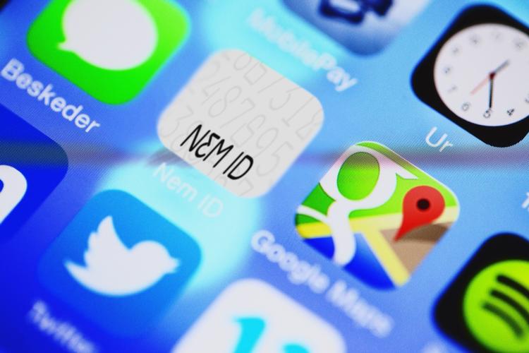 Forbryderes forsøg på at lokke private kontooplysninger ud af forbrugerne foregår ikke længere kun per mail, men også på mobilen. 