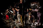 Musikmylder. New Jungle Orchestra begyndte måske lørdagens koncert lidt tøvende, men aftenen udviklede sig snart til et skønt sammenrend af dybt swing, free jazz, impressionistisk tangentspil og en dadaistisk leg med sprog, titler og virkemidler. 