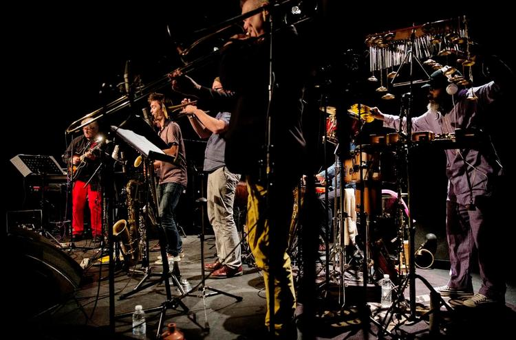 Musikmylder. New Jungle Orchestra begyndte måske lørdagens koncert lidt tøvende, men aftenen udviklede sig snart til et skønt sammenrend af dybt swing, free jazz, impressionistisk tangentspil og en dadaistisk leg med sprog, titler og virkemidler. 