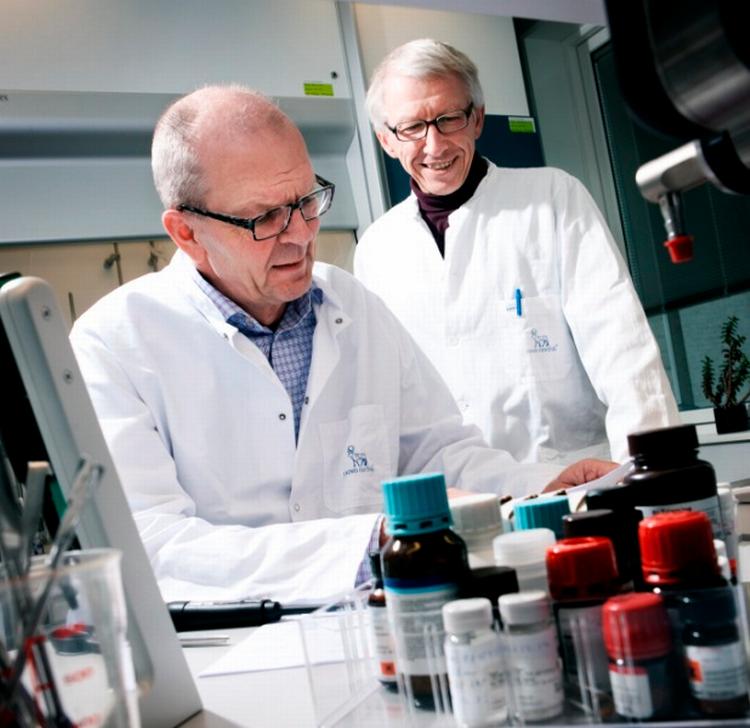 idemænd. Ib Jonassen sammen med seniorkemikerkollega Svend Havelund i baggrunden. Sammen med Ulla Ribel og Thomas Høeg-Jensen har de opfundet insulinmidlet Tresiba, som Novo nu har fået lov til at sælge i USA. 