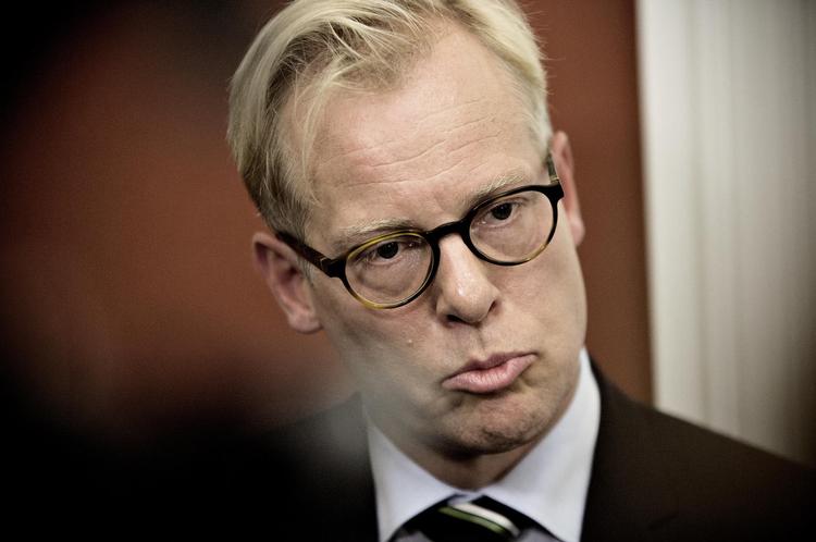 Der tales nu om 'kraftige indicier' på, at Carl Holsts personlige assistent er blevet brugt til at føre valgkamp. 