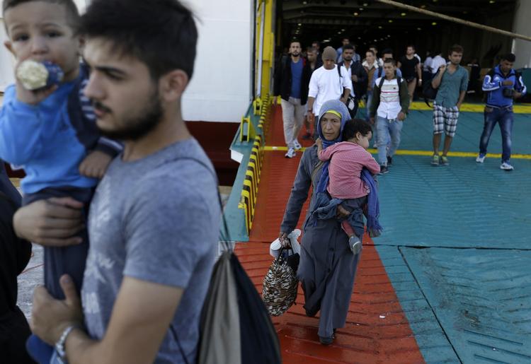 REJSE. Migranter og flygtninge fra Lesbos ankommer til Athen her til morgen. Grækenland er fortsat mål for mange tilrejsende, selv om vejret er blevet koldere og sørejserne farligere. 