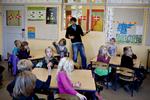 Midlertidig. Lærervikar Rasmus Thaarup undeviser eleverne på Øster Farimagsgades Skole på Østerbro i sang og rytmik. Antallet af timelønnede vikarer og lærere i folkeskolen er steget markant over det sidste år. 