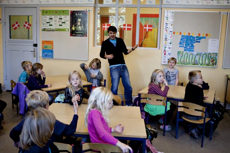 Midlertidig. Lærervikar Rasmus Thaarup undeviser eleverne på Øster Farimagsgades Skole på Østerbro i sang og rytmik. Antallet af timelønnede vikarer og lærere i folkeskolen er steget markant over det sidste år. 