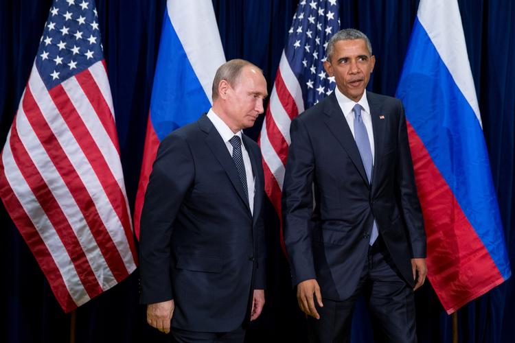 Diplomati. De to præsidenter så ud til at holde en god tone over for hinanden, selv om især Barack Obama i sin tale tidligere på dagen havde langet kraftigt ud efter russerne. 