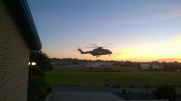 POLITIJAGT. En af militærets helikoptere fotograferet af en nabo til asylcenteret i Sandholm efter drabsforsøget på en betjent. 