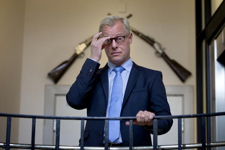 Presset. Nye anklager peger på, at Carl Holsts nuværende spindoktor førte Venstre-valgkamp, mens lønnen rullede ind fra regionen 