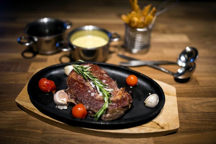 Madfestival. Nu kan man - igen igen - spise en tre retters menu for 200 kroner på en håndfuld københavnske restauranter. 