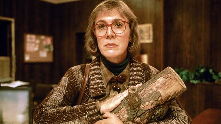 Normal. Catherine Coulson er mest kendt for sin rolle som 'the Log Lady' i kultserien Twin Peaks, en karakter, hun selv har beskrevet som seriens eneste normale. 