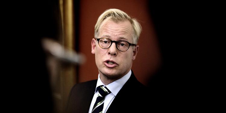 Faktura. Forsvarsminister Carl Holst (V) afviser at have haft med fakturering at gøre i Region Syddanmark 