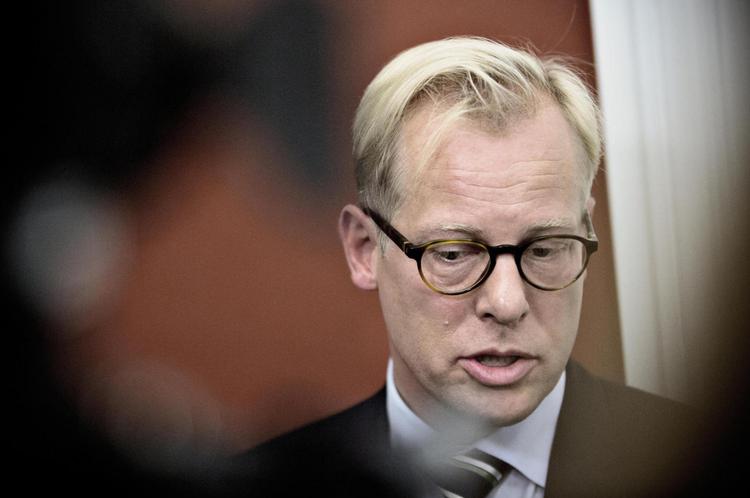 Krise Forsvarsminister Carl Holst (V) må afvente klar opbakning fra sin kredsformand. 