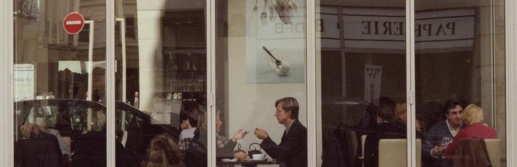 Paris. I Novellen 'Tre dråber blod' flytter en iransk forfatter til mellemkrigstidens Paris. Sadeq Hedayat flyttede selv til Europa i 1920erne. 