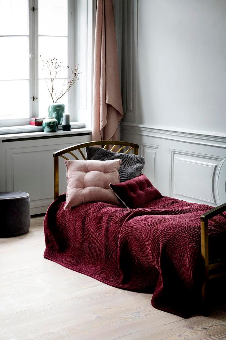 ÅRETS FARVE. Ifølge farveproducenten Pantone er den rødbrune marsala 'årets farve'. Den danske designvirksomhed Broste har taget farven til sig. Her med et sengetæppe til 3.530 kroner. 